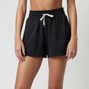 Vuori Women's Halo boxy shorts